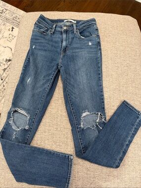 Levi’s 721 High Rise skinny Distressed Jeans